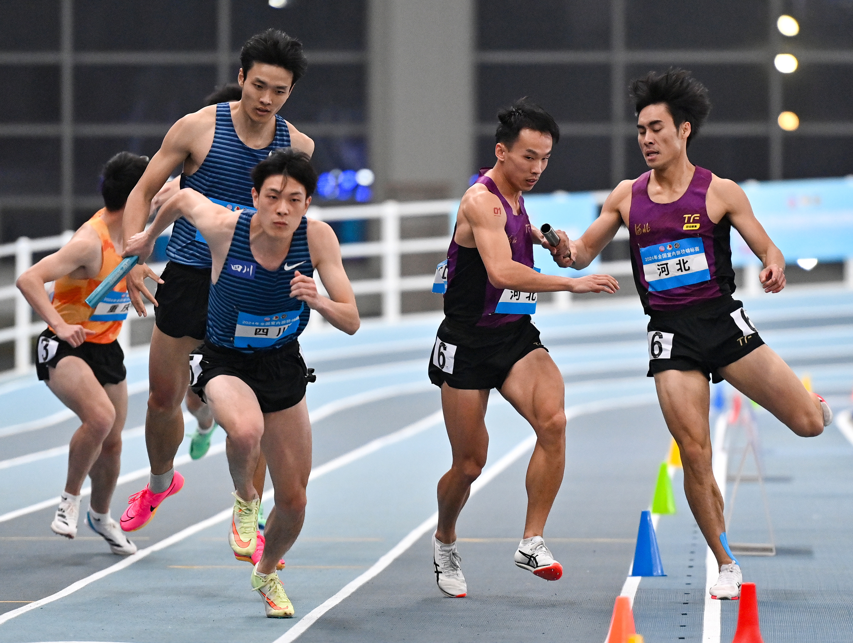 (体育)田径——全国室内锦标赛:男子4x400米赛况