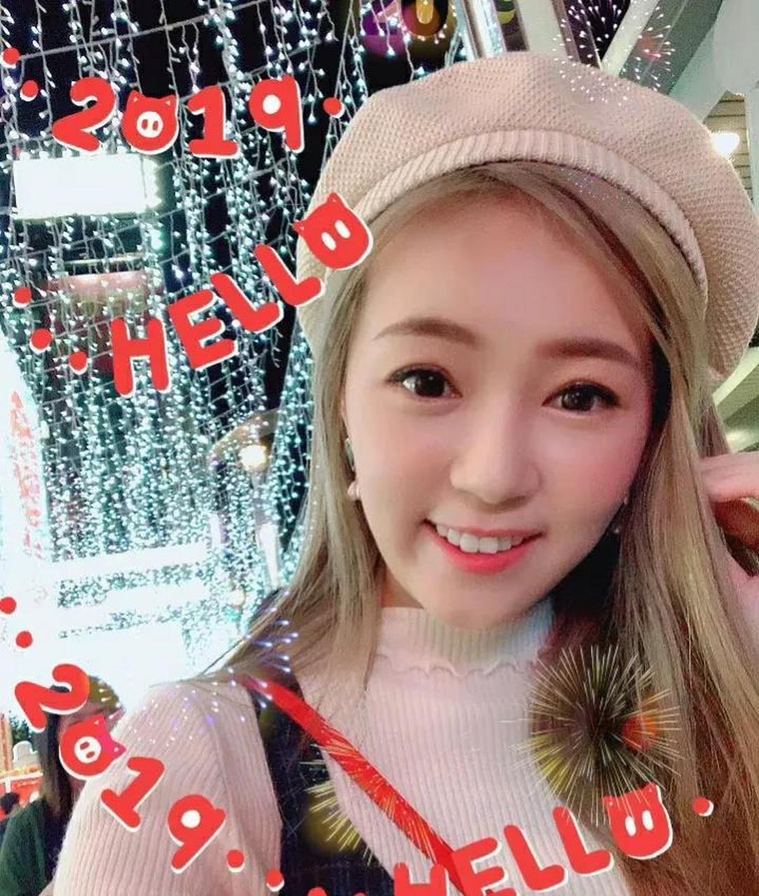 4月20日,何超莲的闺蜜詹子晴丫头 在社交平台发文祝贺窦骁何超莲新婚