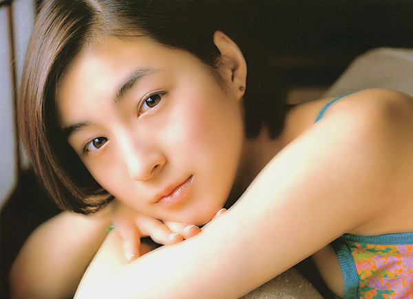 广末凉子穿着和服在红地毯上,微笑着为粉丝们服务