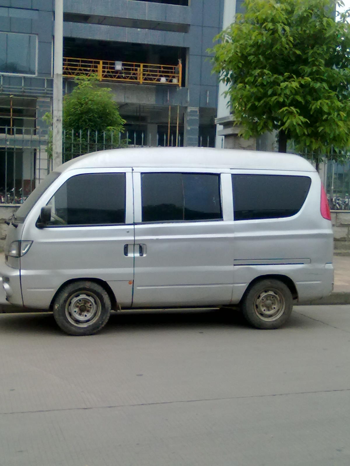 哈飞中意面包车,这款小型面包车是哈飞汽车与意大利宾尼法利那汽车