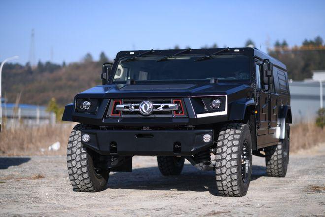 6万元,拥有非承载式车身,还配备了分时四驱和伊顿差速锁,这些越野装备