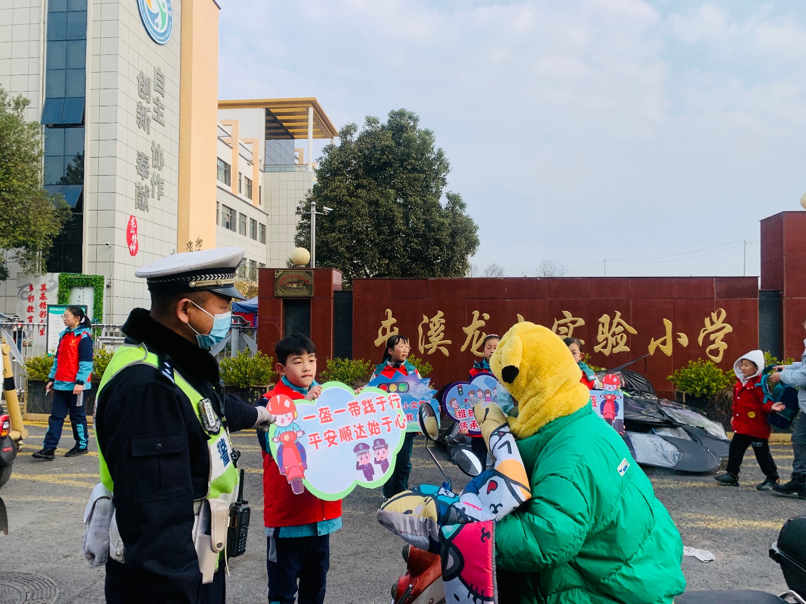 屯溪龙山实验小学开展学雷锋主题活动