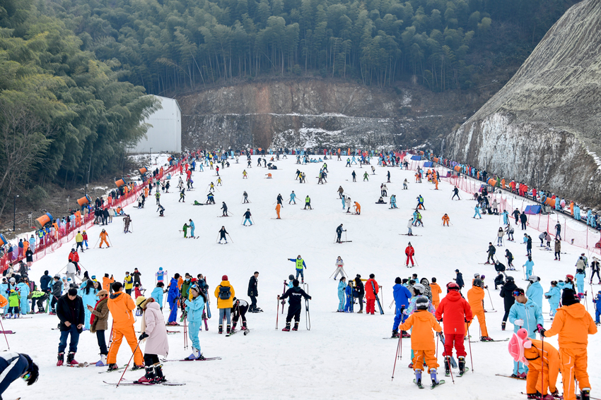 杭州桐庐生仙里滑雪场迎来客流高峰
