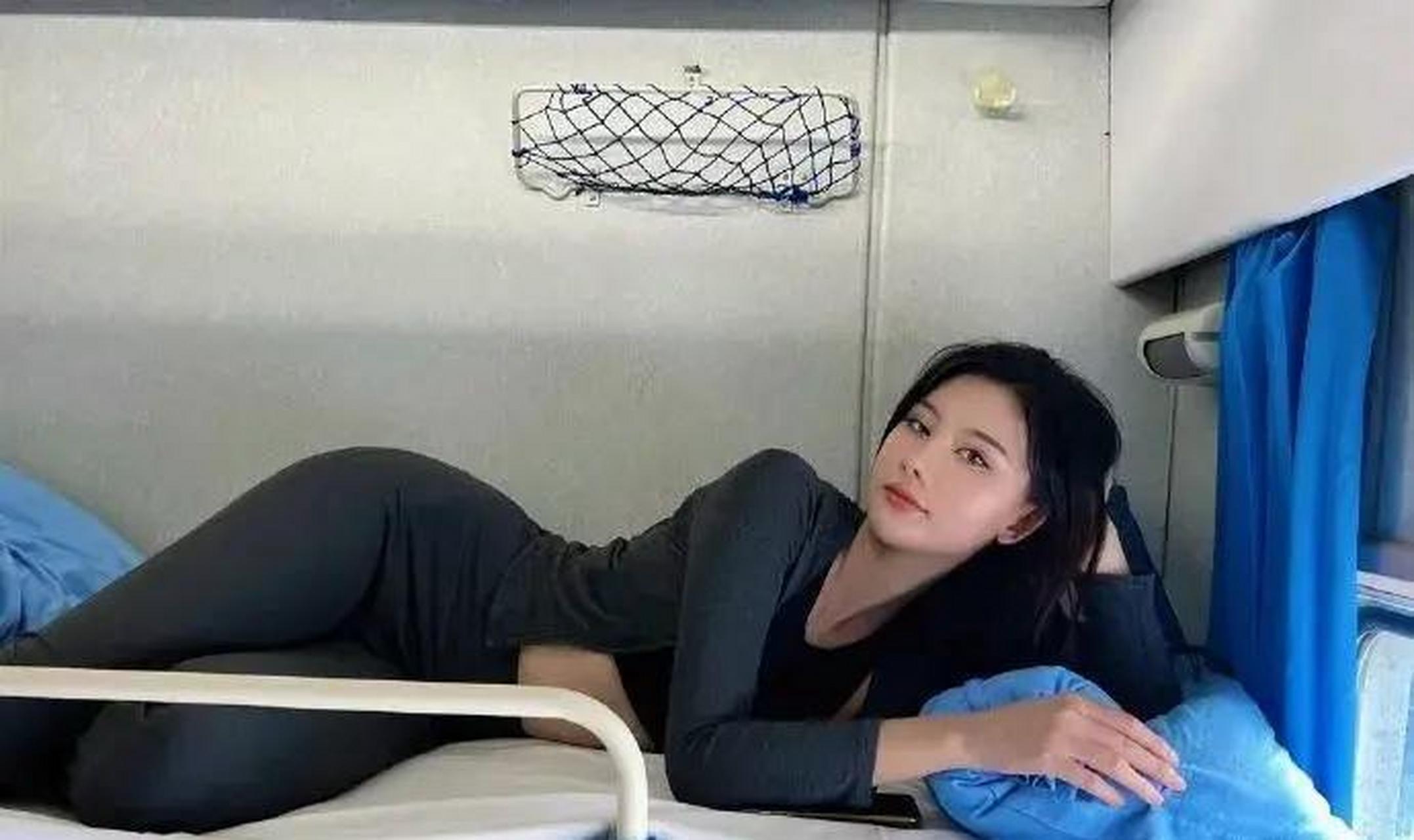 在火车上遇到一位美女,我该怎样去搭讪呢?感觉很有戏.