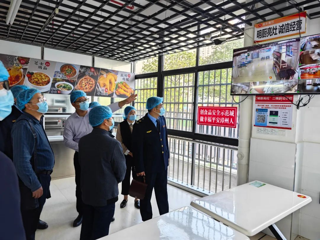 深入校园食堂检查"互联网 明厨亮灶"运行情况智慧化平台,生产流通信息