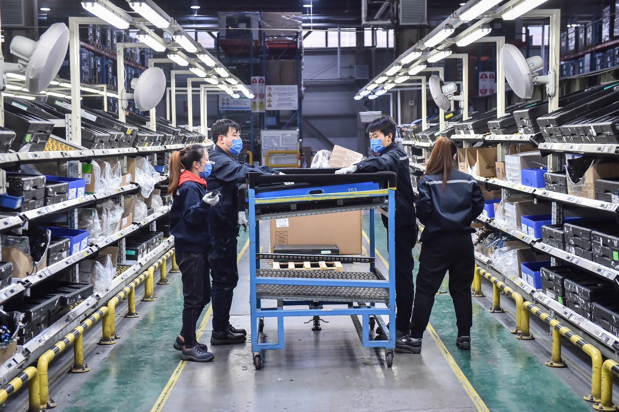 名校毕业争上卷烟厂流水线,高学历贬值,人才的浪费还是现实逼迫