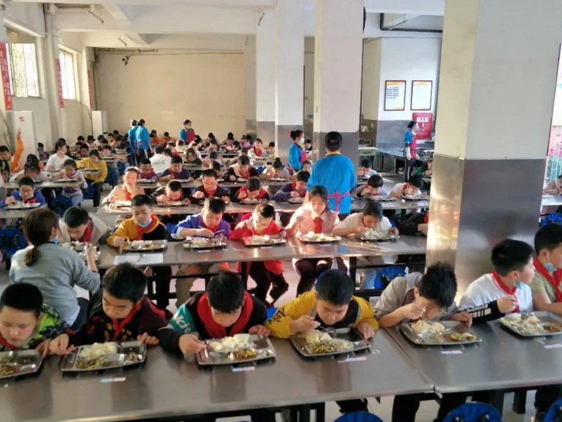 为啥学校食堂即使把饭菜扔了,也不多给学生吃点?说出来别不信