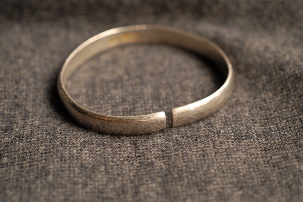 银镯子变黄是怎么回事