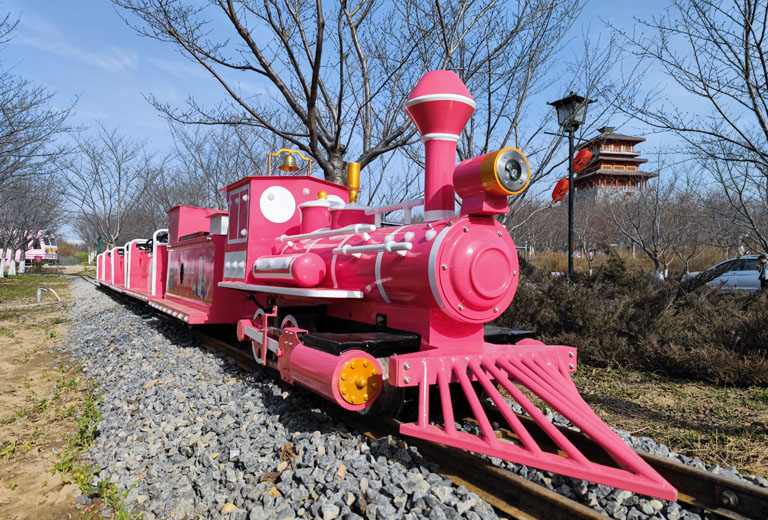 迷你型的蒸汽小火车真的成为了景区的网红项目