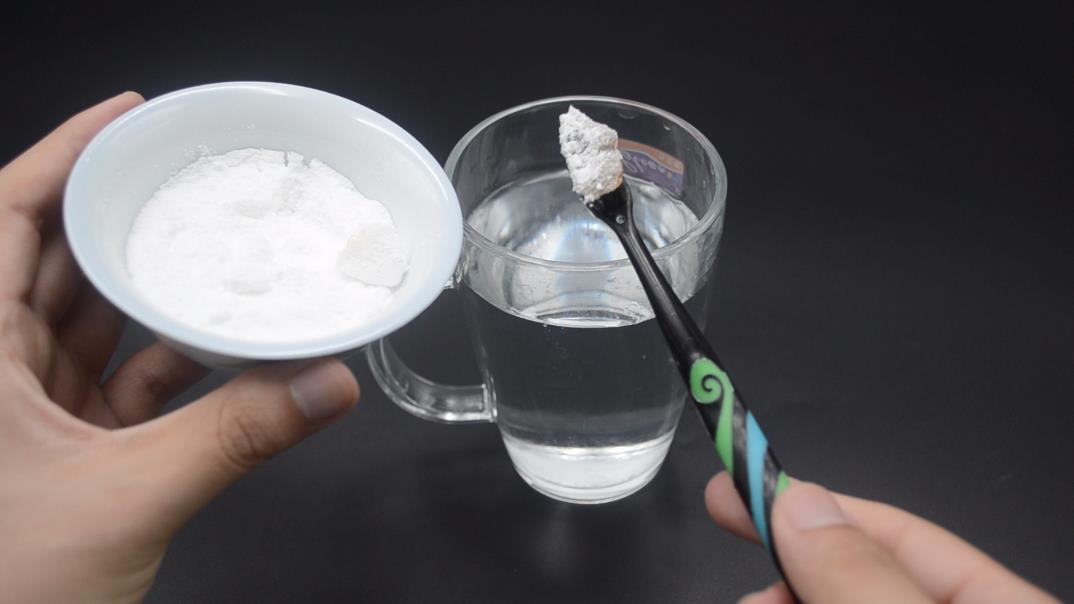 刷牙别再用清水了,水里多加一样东西,牙垢哗哗往下掉,太实用了