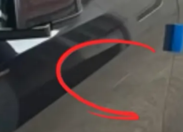 维修费近万元！新买的特斯拉遭老人用钥匙划伤 哨兵模式拍下全过程