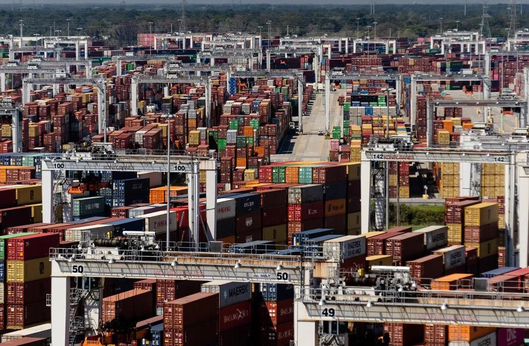 堆积如山的萨凡纳港