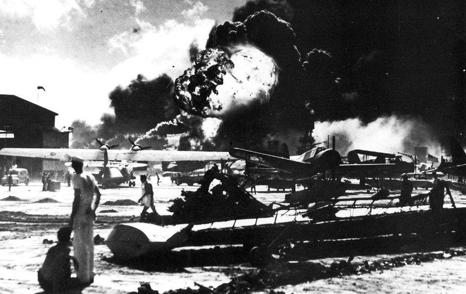 珍珠港被炸，美国是假伤心、真套路，欺负日本人傻吗？-袁载誉