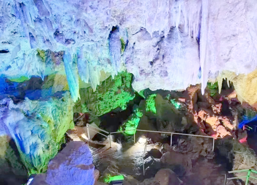 泊山洞,这一被誉为"江淮独秀"的古老而神秘的石灰溶洞,自2亿4千万年前