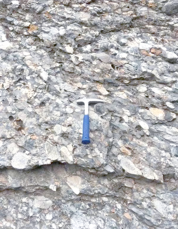 地学知识探秘:砾岩的多样类型与形成