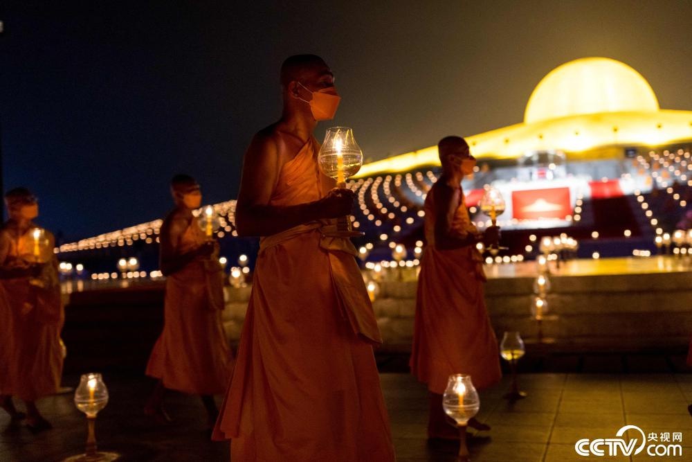 泰国僧侣庆祝万佛节