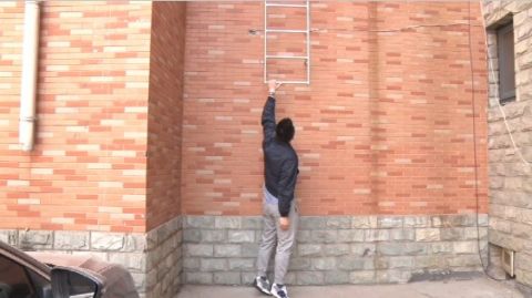 底商安装墙梯,楼上住户担心安全  商户:想拆除开玩笑