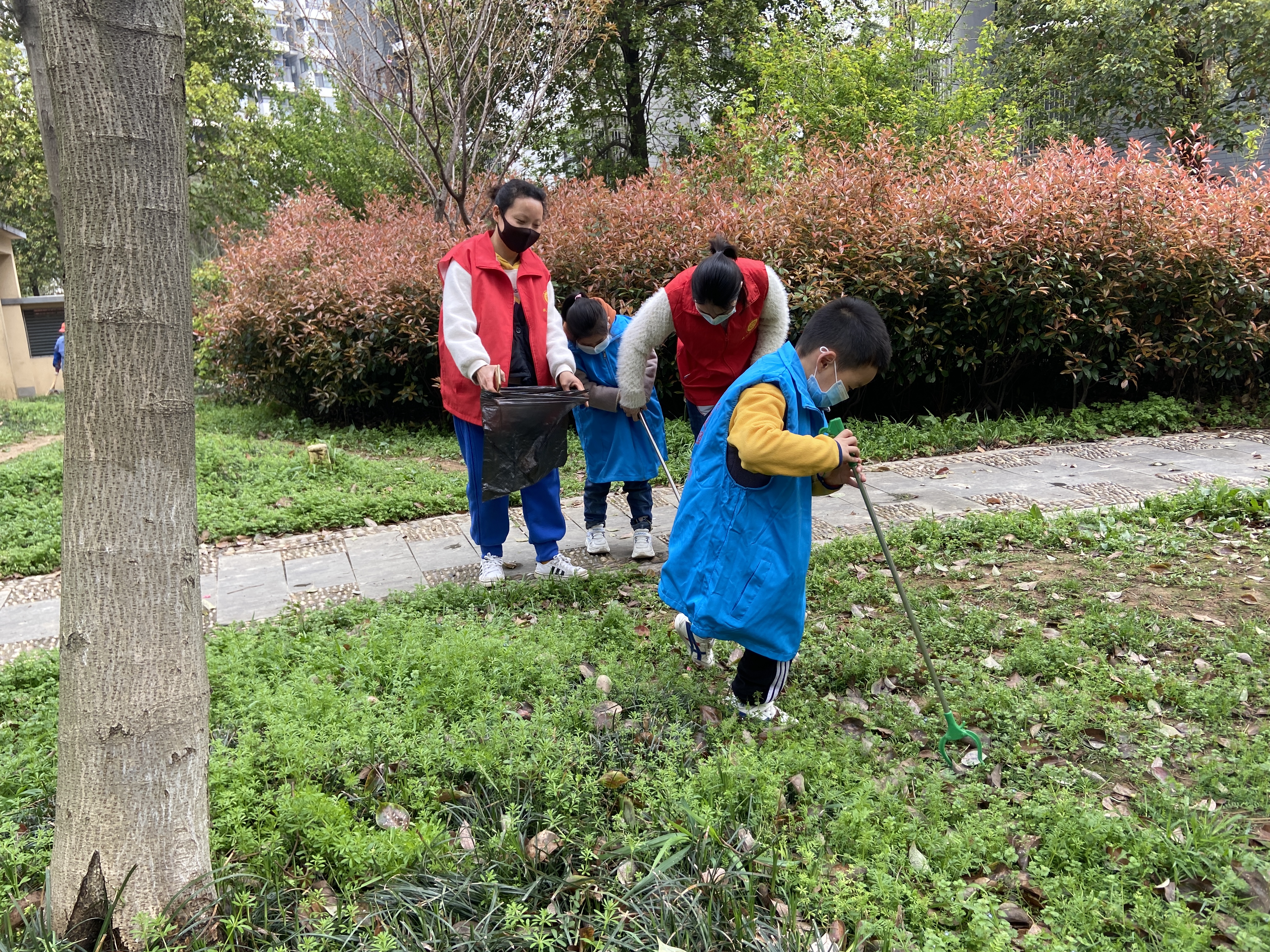 小手捡垃圾 社区更美丽
