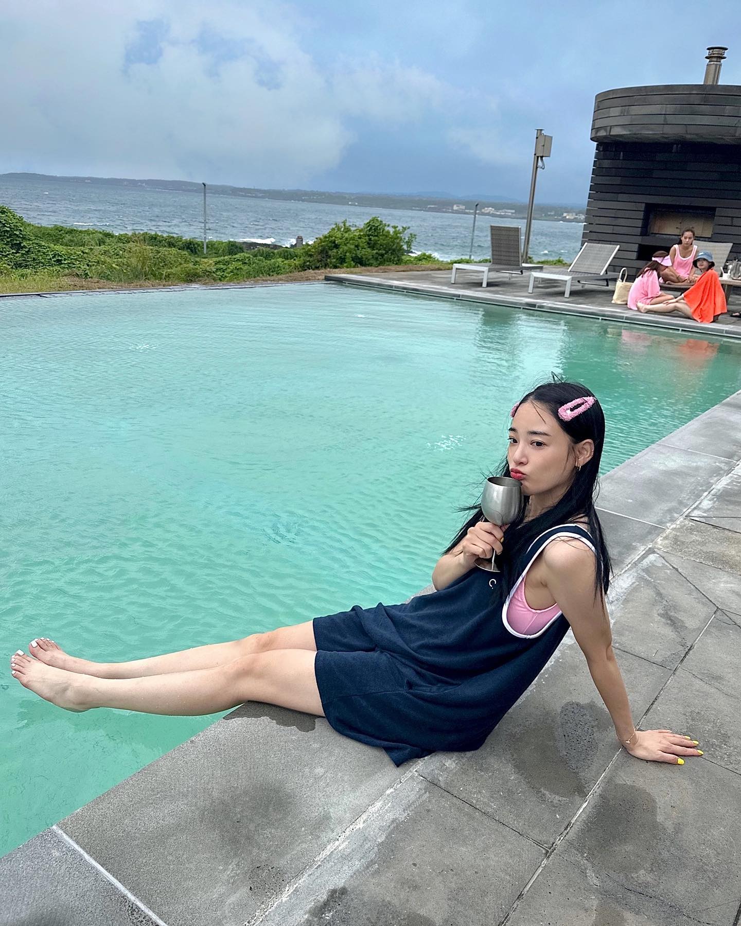 李珠妍在济州岛大秀泳装,身材高挑性感