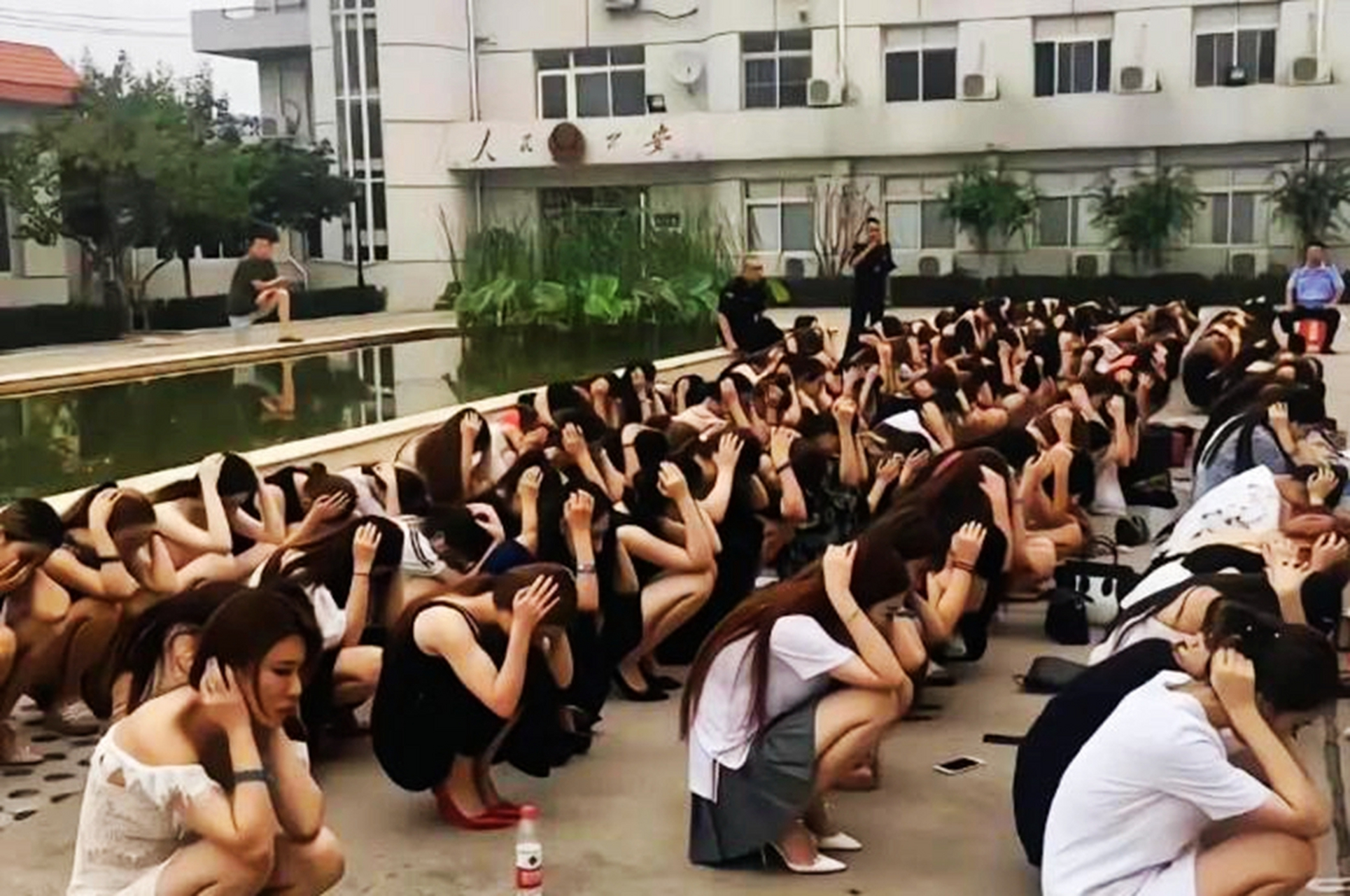 多年前,广东扫黄行动取得巨大成功后,许多被抓的妇女都被抓了起来.