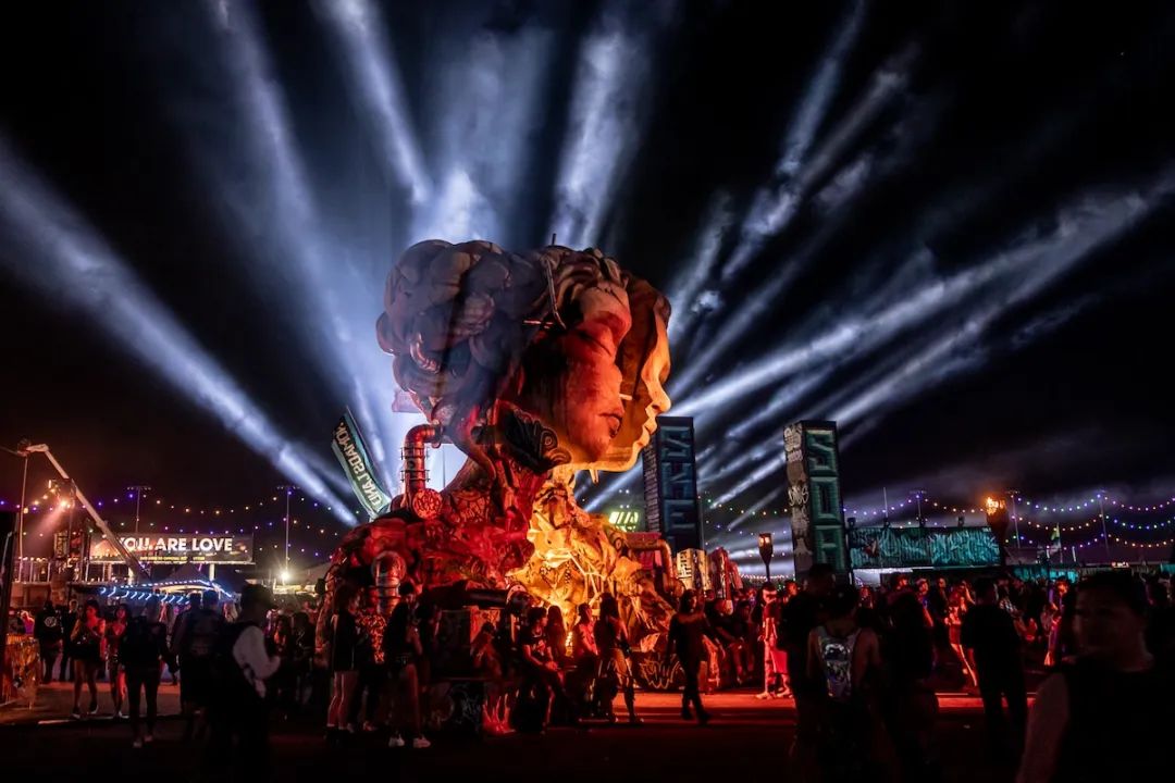 过去12年作为魔幻世界缔造者的他为顶级音乐节创作大型艺术装置新冠
