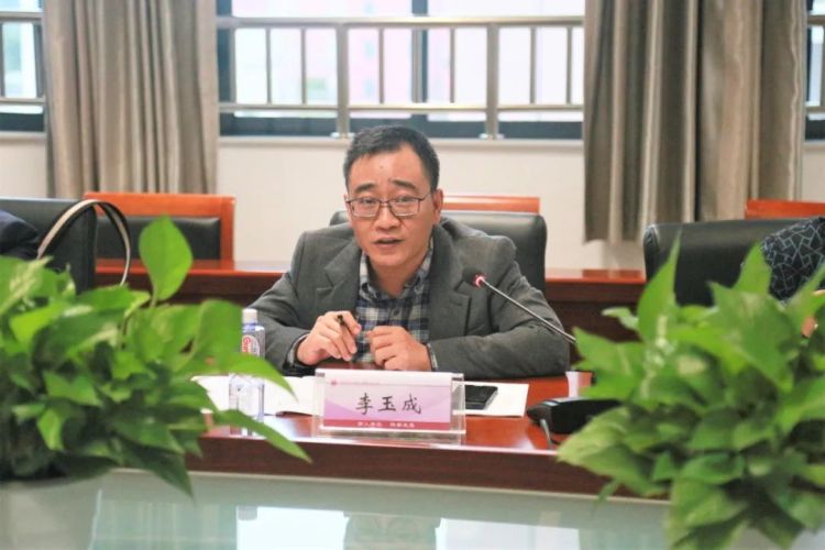 深高东小学部举行阅读课程建设培训暨校级课题开题会