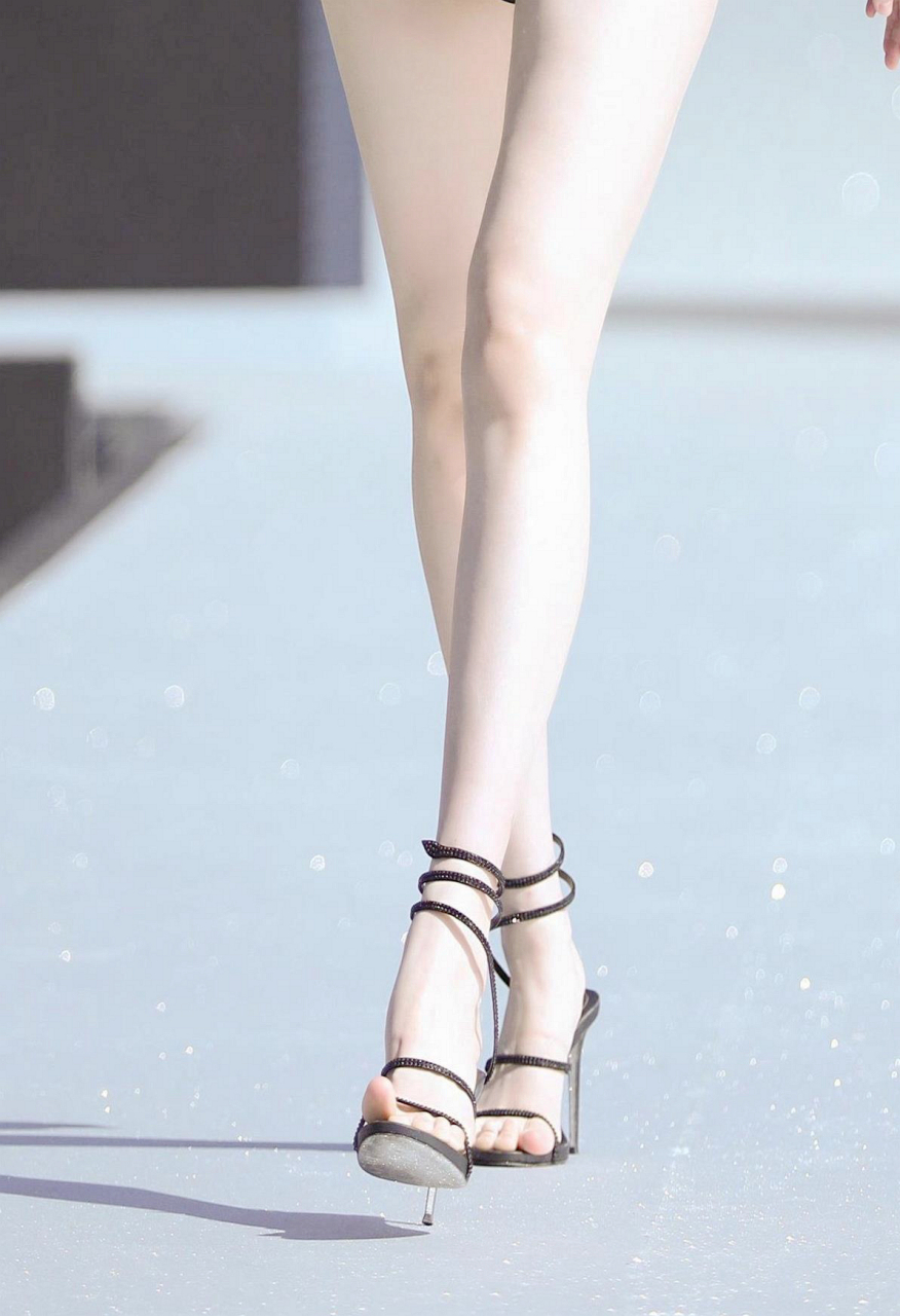 何穗穿高跟凉鞋的美腿