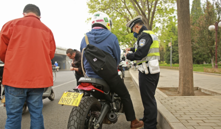 京a摩托车牌突破50万元 创历史新高