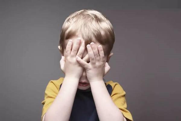 孩子经常自暴自弃咋办?教孩子学会"自我认同",才能变得更自信