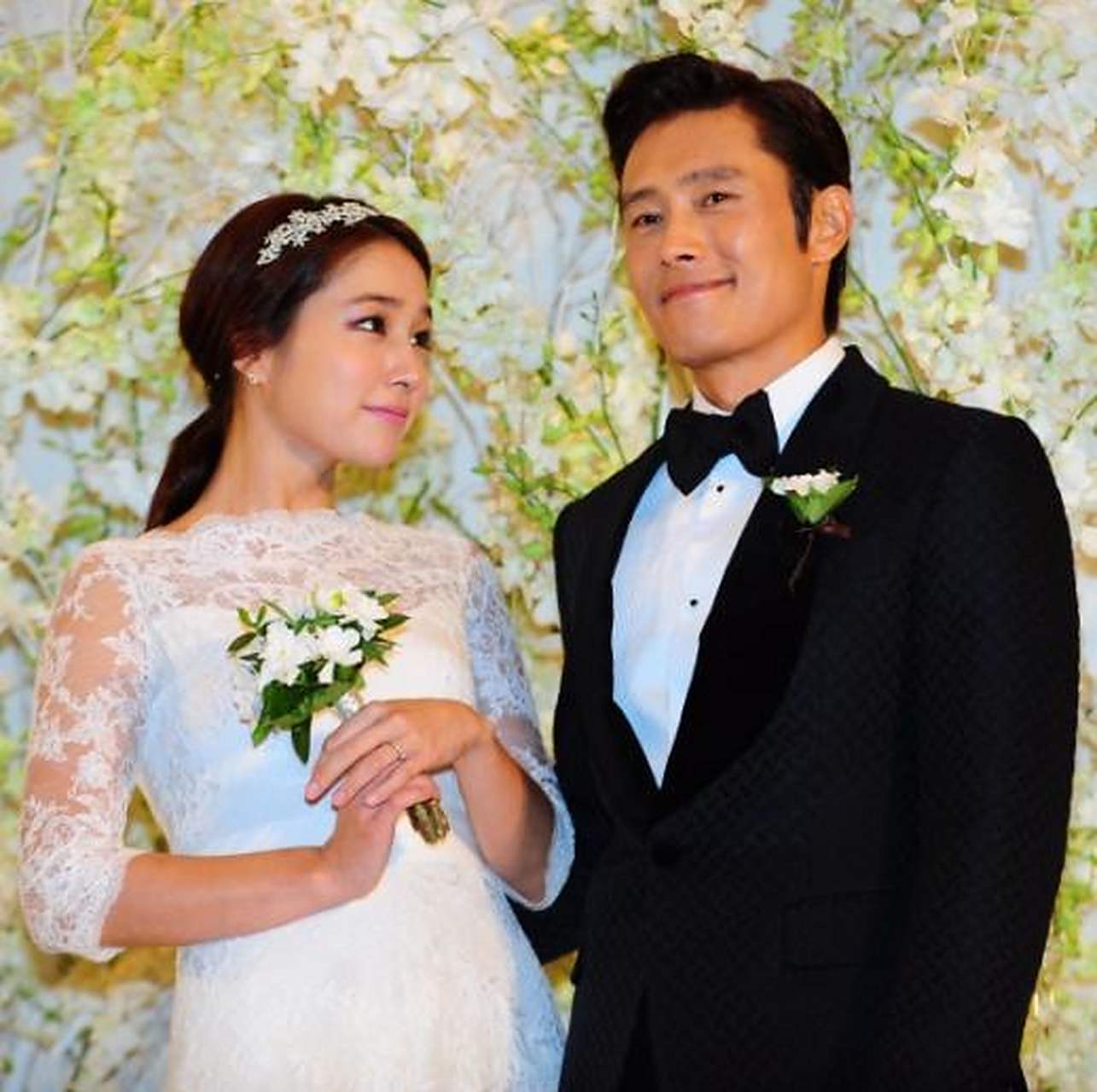 据韩媒报道,李秉宪老婆李珉廷已怀上二胎.