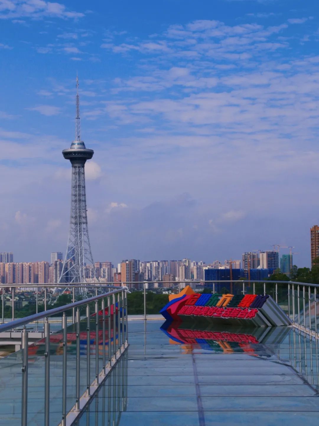 和钟鼓楼等地标建筑还有"德阳之星"(电视塔)开阔的视野能看到不远处的