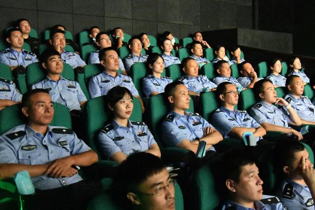 电影院门口,警察蜀黍拿着的盲袋里到底装着什么