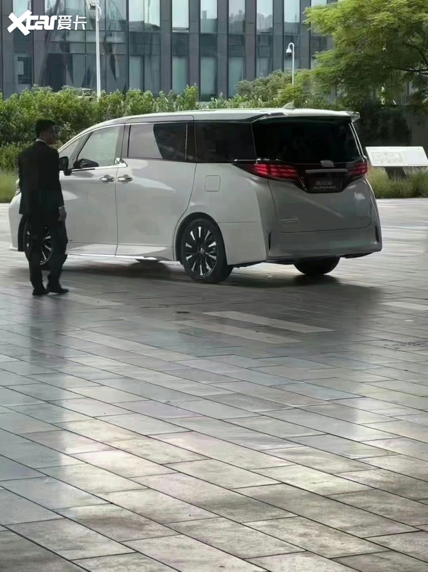 6月21日首发 全新丰田埃尔法国内谍照