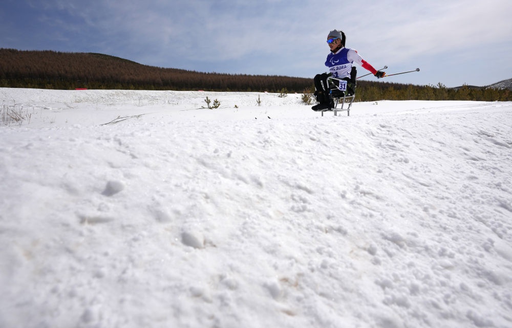 北京冬殘奧會丨楊洪瓊獲得殘奧越野滑雪女子長距離(坐姿)金牌