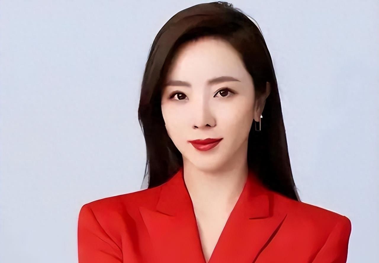 央视主持人李思思离职,开小号准备带货,揭秘25万薪资不够生存