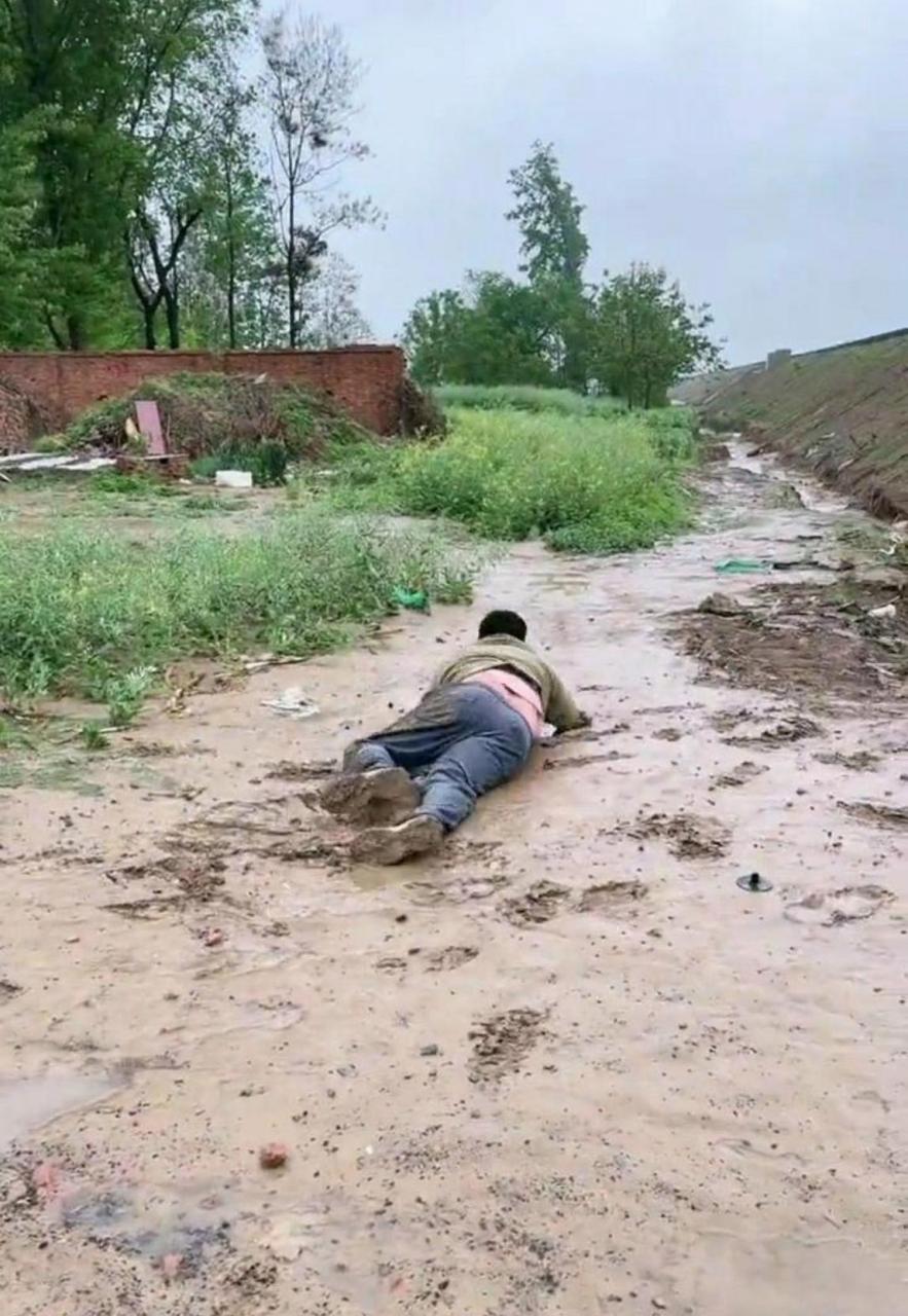 下雨天在农村出个门是真不容易啊,路太滑了