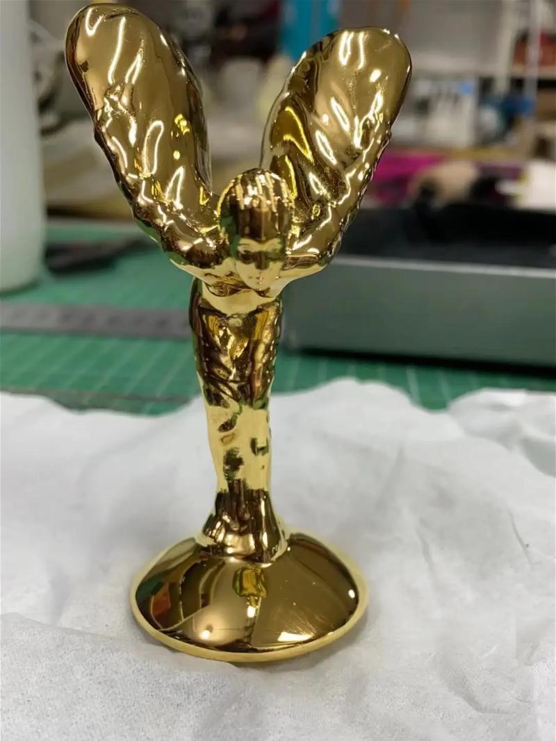 劳斯莱斯的小金人是纯金的吗多少钱