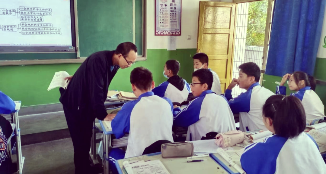 庄浪三中优秀教师苏占军的教育情怀与成就