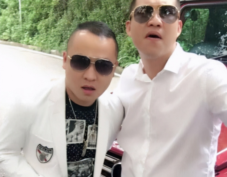 网红二驴带货抗辐射酒,承认虚假宣传,道歉喊王海"爸爸"求放过