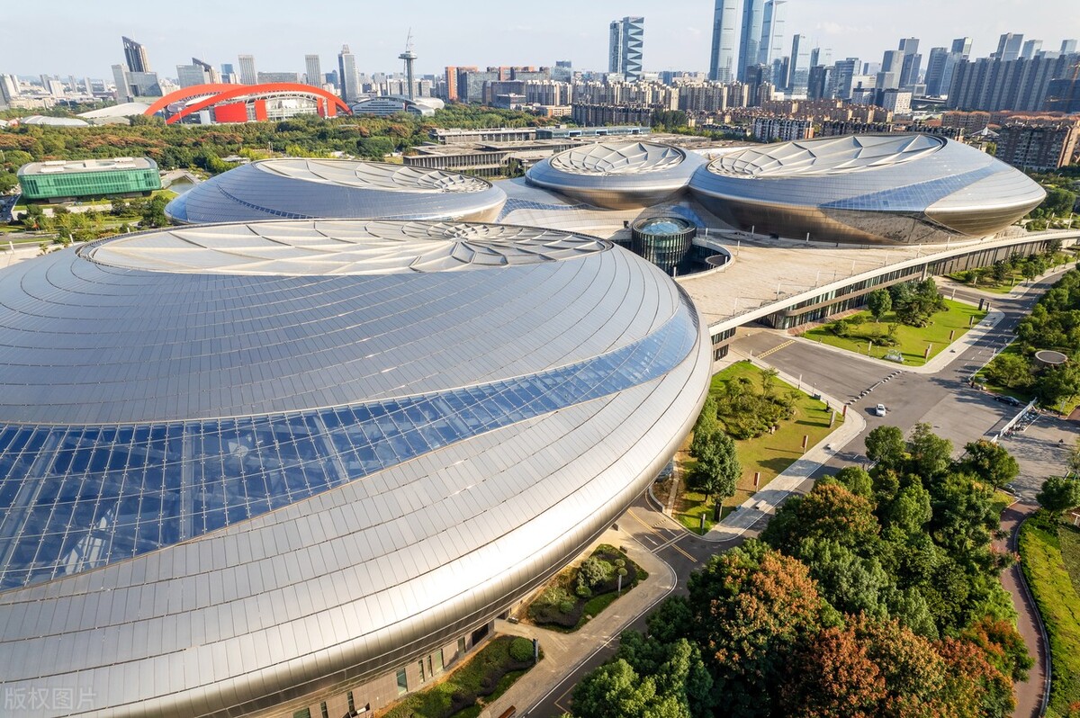 江苏南京位于建邺区河西新城的一处独特的文化瑰宝——江苏大剧院