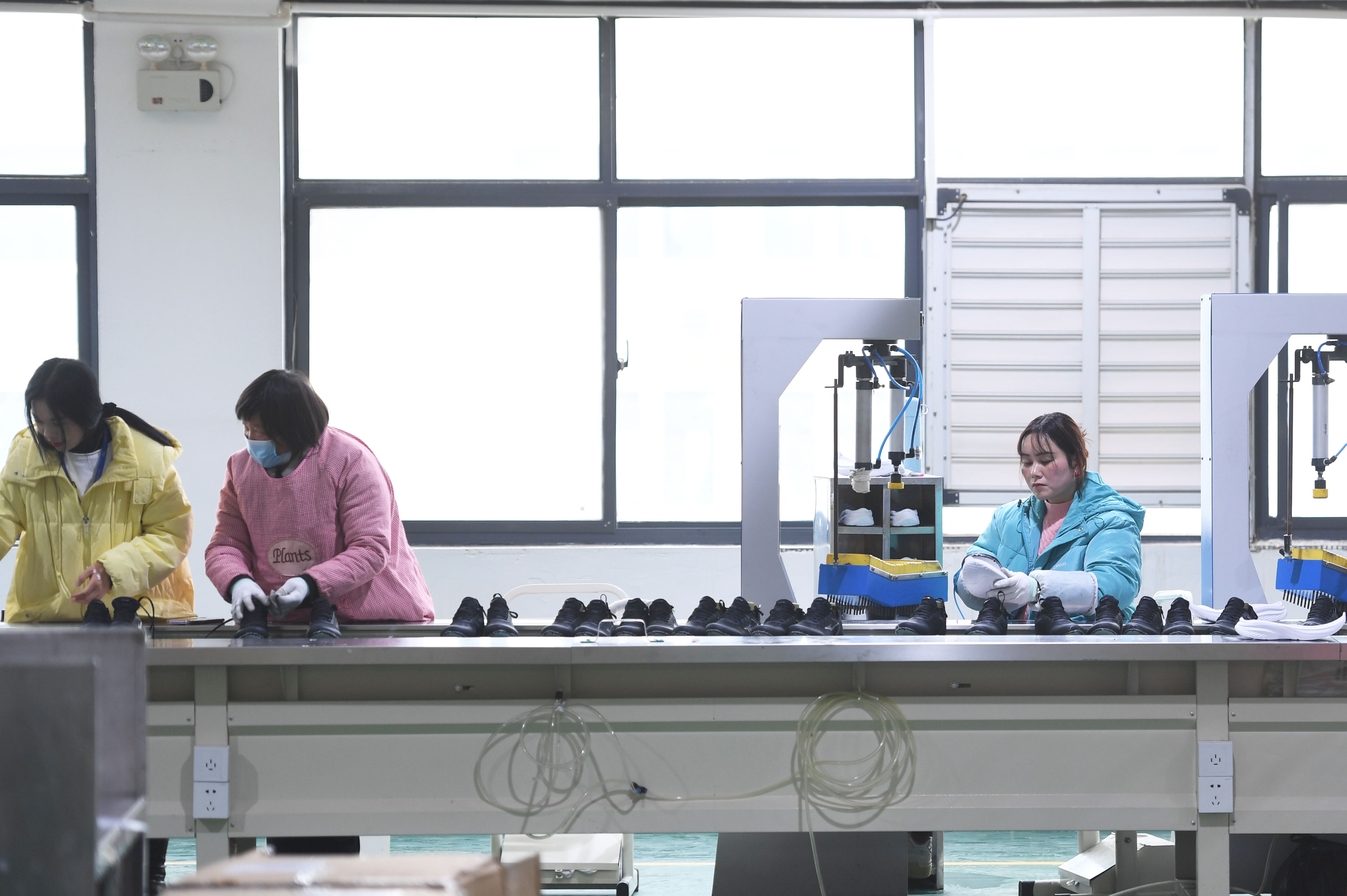 河南睢县:鞋企订单旺 车间生产忙