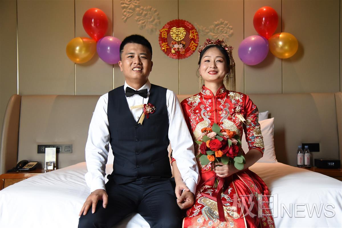 新郎张元宝,新娘田应芳在结婚典礼的婚房