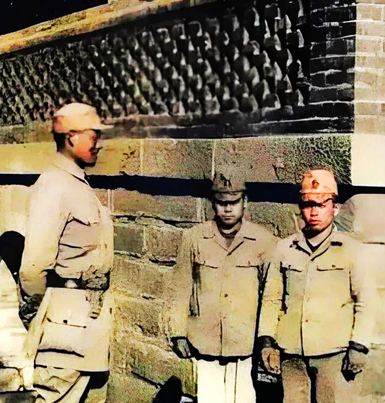 这些日本兵个子很矮,比日本女人高不了多少,难怪被称为小日本人