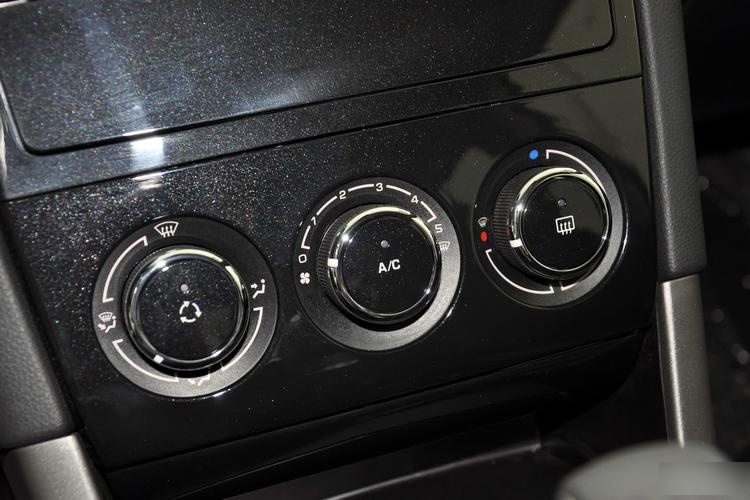 接着,选择"auto"模式,这将使空调系统进入智能调控状态,根据车内温度