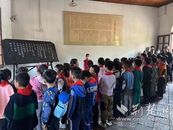 赓续红色血脉,水果湖二小开展清明祭英烈活动