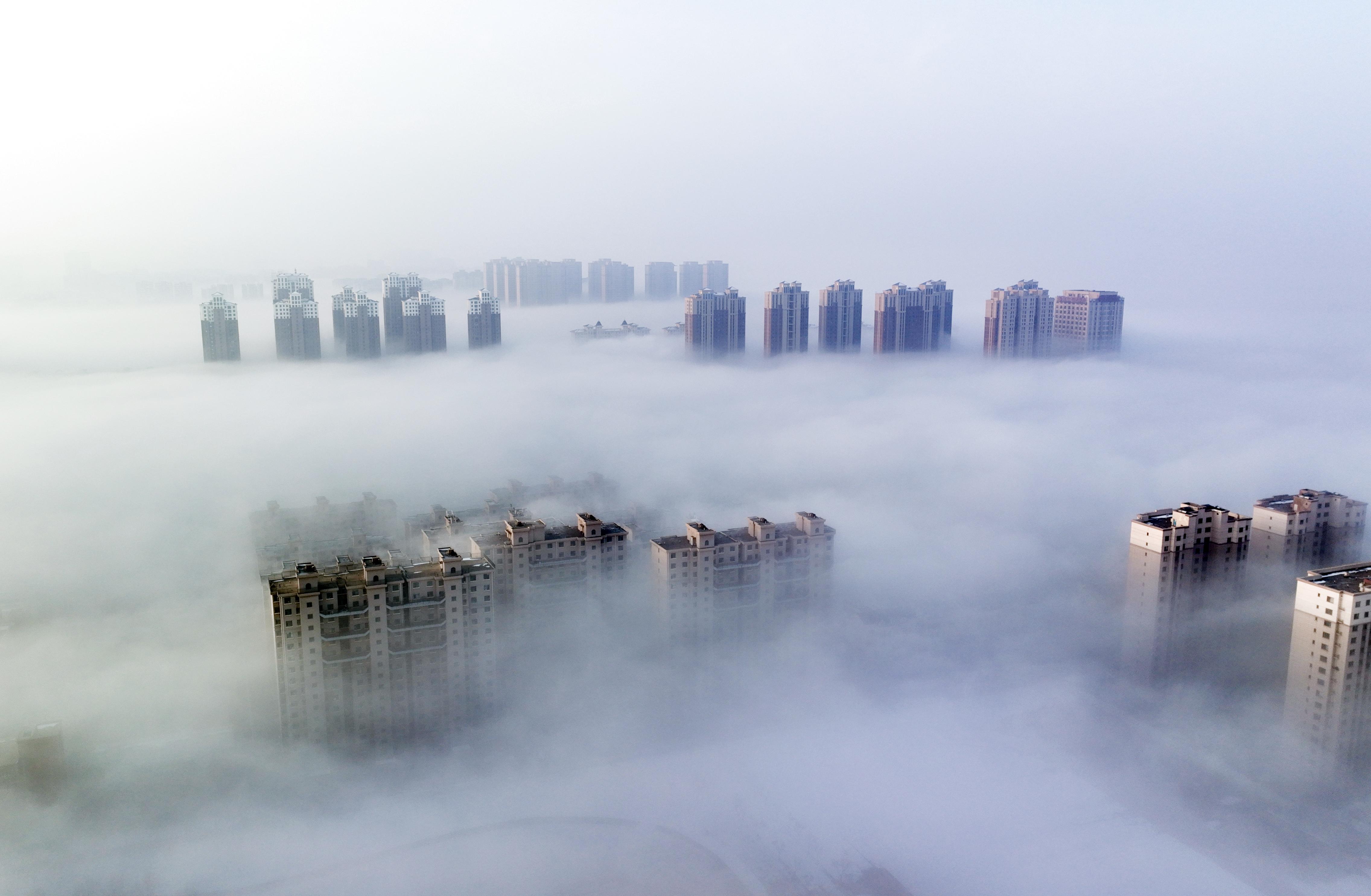 宁夏银川出现平流雾景观