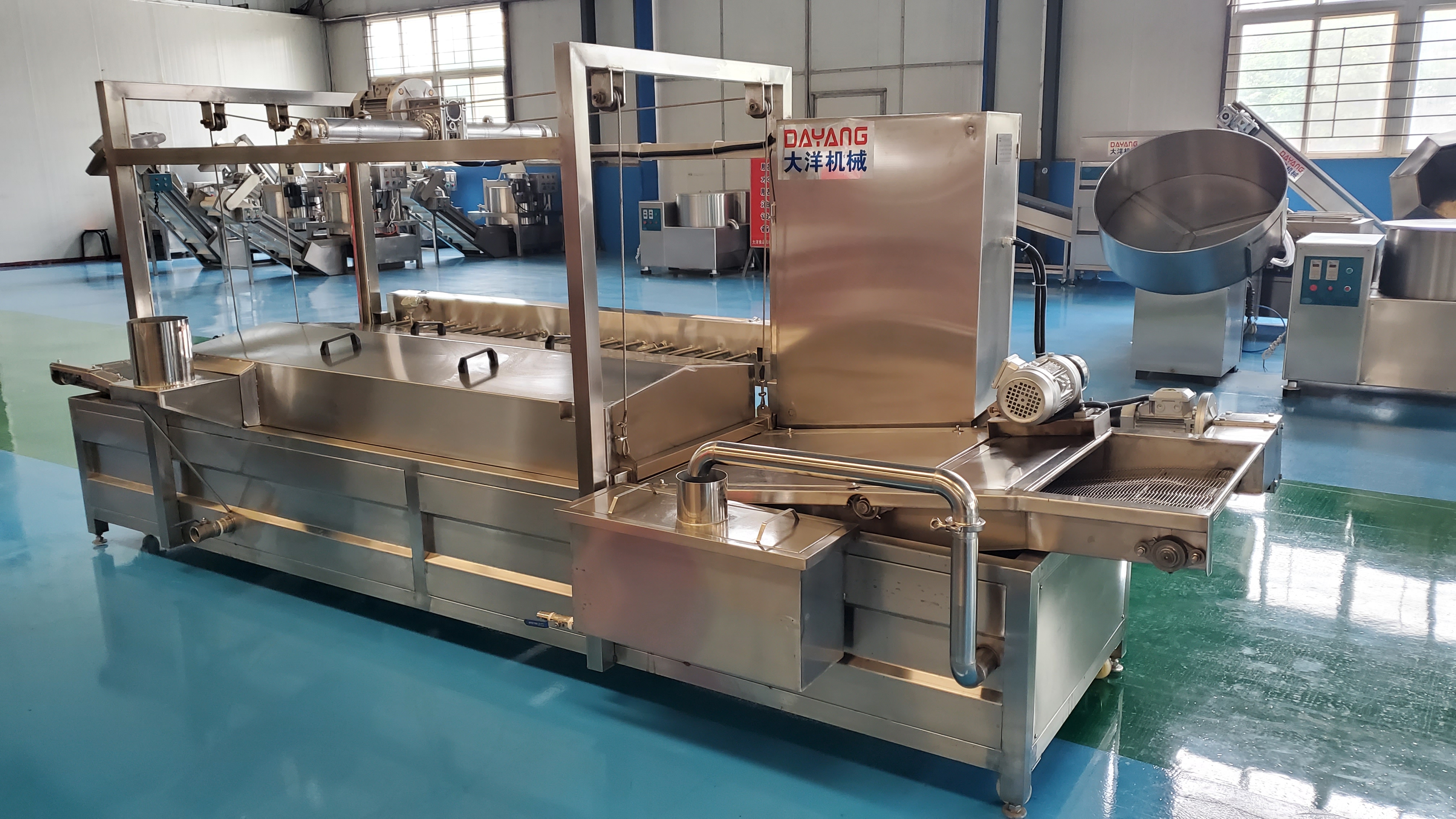 如何制作酥脆美味的油条 炸制均匀的油条流水线