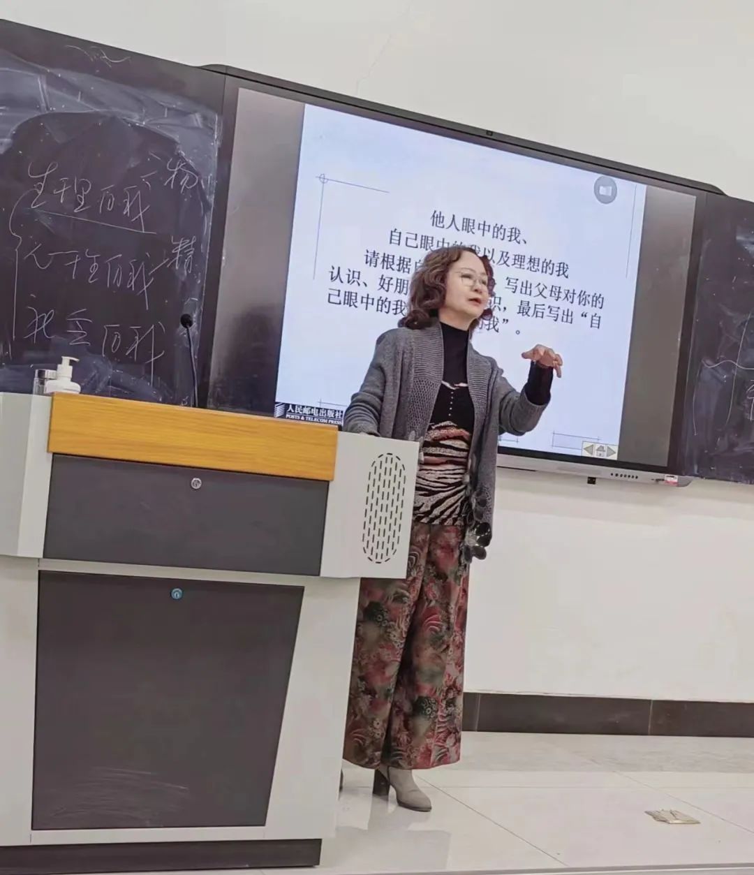 为了照顾杨燕,已经退休的老伴从去年5月来到图木舒克,却看到她天天忙