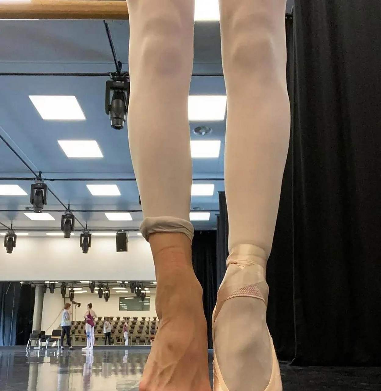 芭蕾舞女生的脚,看着都疼