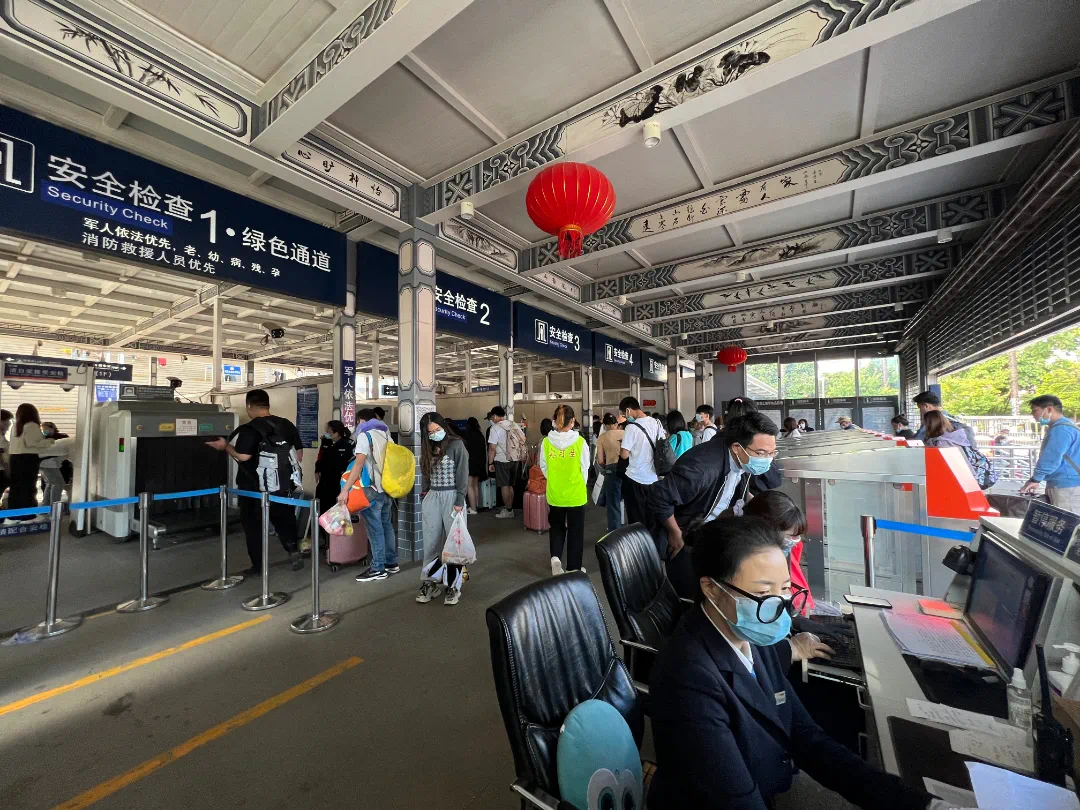 大理站客流进出站超30万!加开临时动车组列车任然车票紧张!